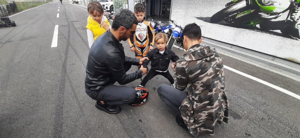 Kenan Sofuoğlu 2 yaşındaki oğlunu Formula-1 yarışlarına hazırlıyor