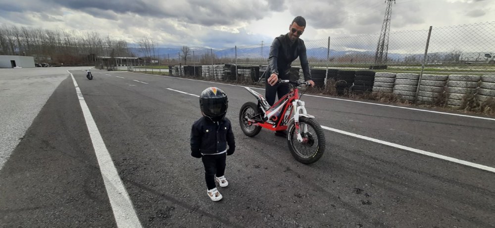 Kenan Sofuoğlu 2 yaşındaki oğlunu Formula-1 yarışlarına hazırlıyor