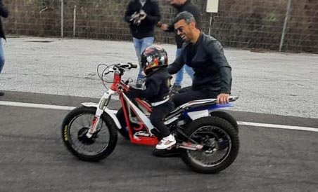 Kenan Sofuoğlu 2 yaşındaki oğlunu Formula-1 yarışlarına hazırlıyor