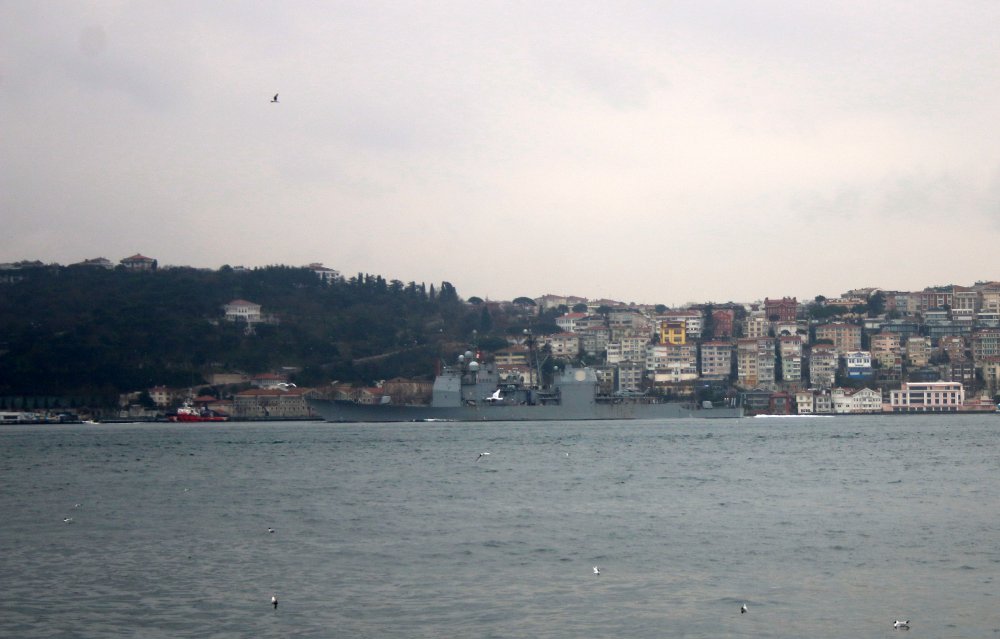 ABD savaş gemisi 'USS Monterey' İstanbul Boğazı'ndan geçti