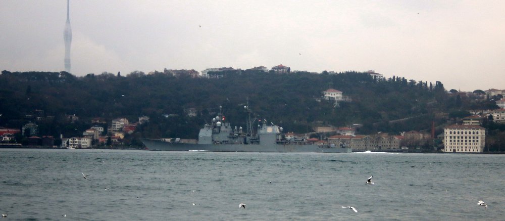 ABD savaş gemisi 'USS Monterey' İstanbul Boğazı'ndan geçti