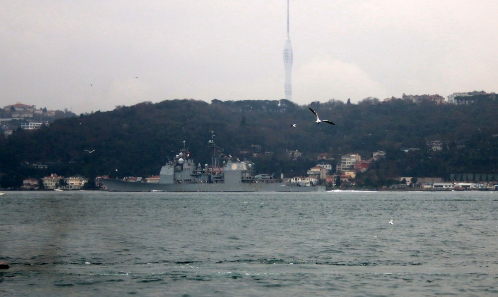 ABD savaş gemisi 'USS Monterey' İstanbul Boğazı'ndan geçti