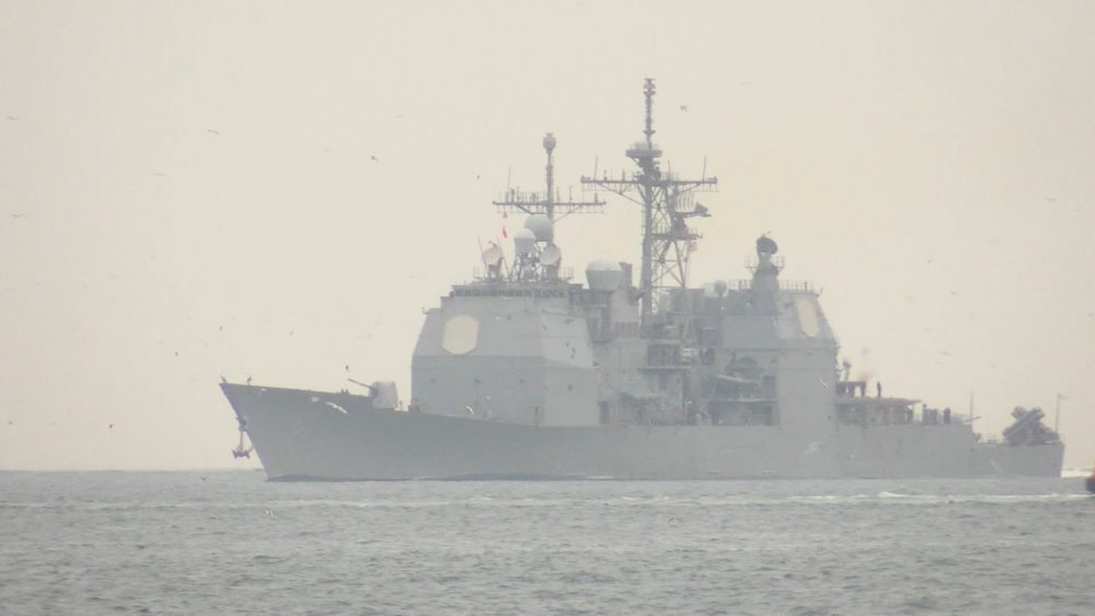 ABD savaş gemisi 'USS Monterey' İstanbul Boğazı'ndan geçti