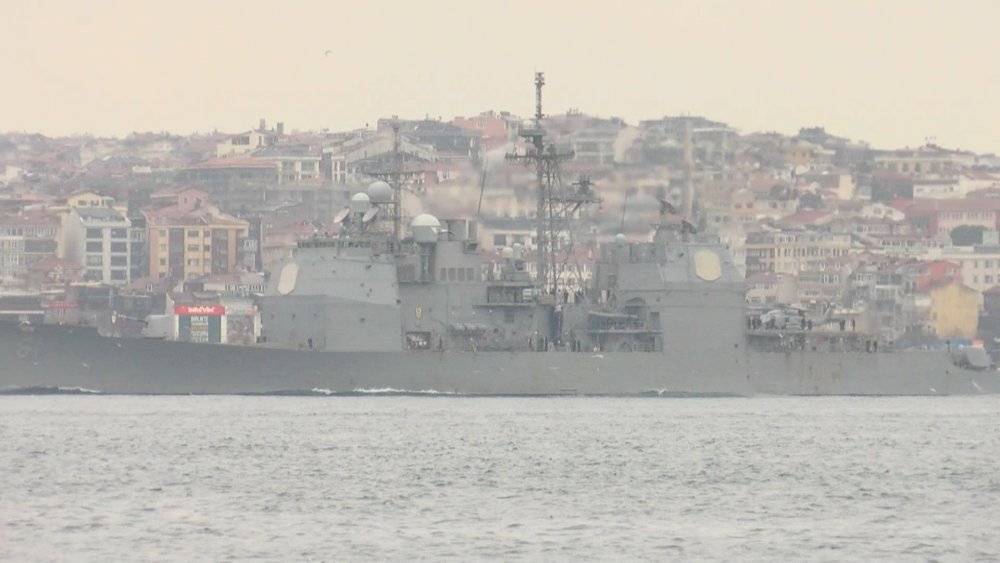 ABD savaş gemisi 'USS Monterey' İstanbul Boğazı'ndan geçti