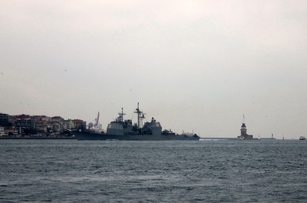 ABD savaş gemisi 'USS Monterey' İstanbul Boğazı'ndan geçti