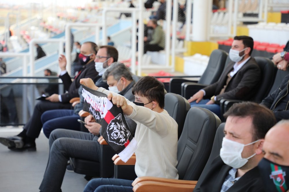 Aksaray Valiliği sürprizi ile down sendromlu Fahrettin taraftarı olduğu takımın maçını izledi