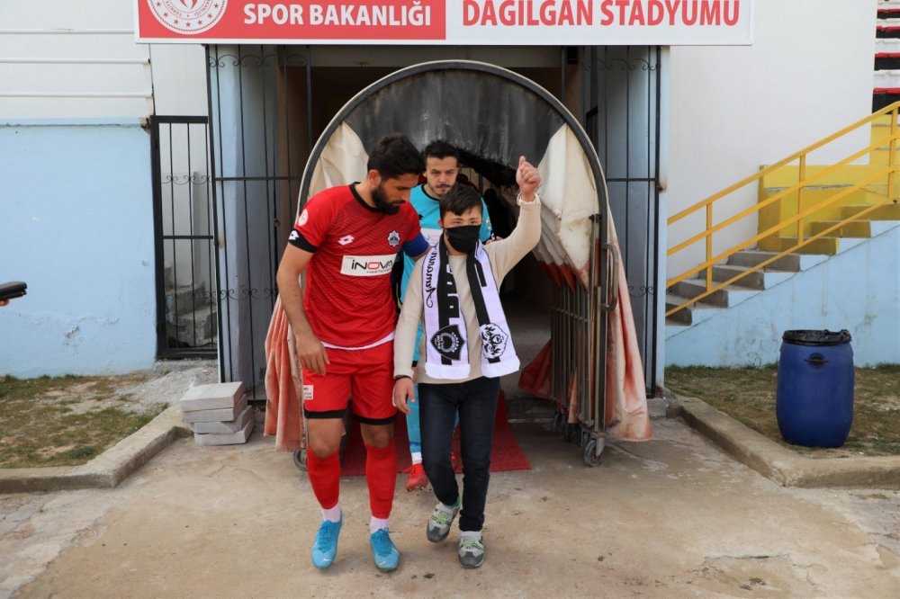 Aksaray Valiliği sürprizi ile down sendromlu Fahrettin taraftarı olduğu takımın maçını izledi