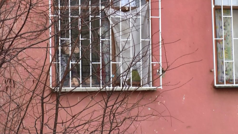Annesiyle görüşmesini istemediği kişiyi bıçakladı