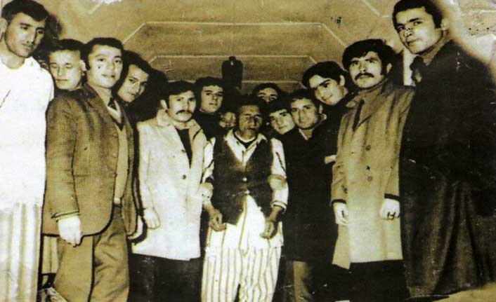 iste-asik-veysel-in-olmeden-once-cekilen-son-fotografi-h35054-f083a.jpg