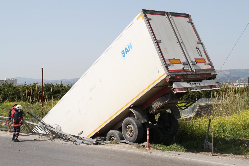 Şoför direksiyon başında uyudu; TIR köprüden düştü
