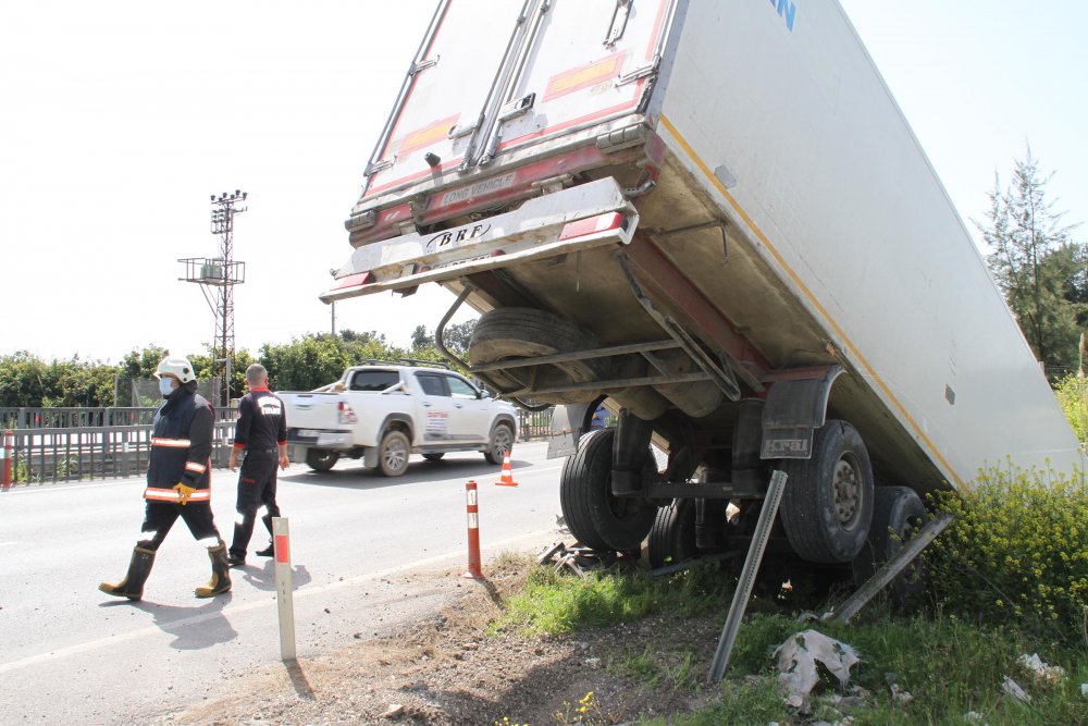 Şoför direksiyon başında uyudu; TIR köprüden düştü