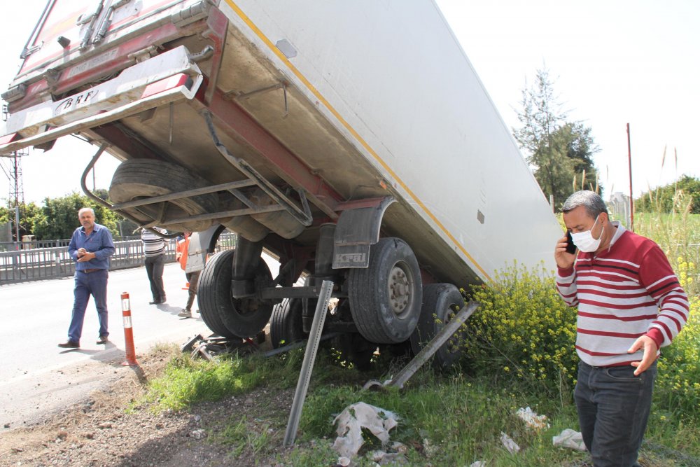 Şoför direksiyon başında uyudu; TIR köprüden düştü