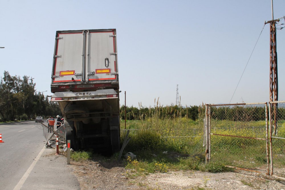 Şoför direksiyon başında uyudu; TIR köprüden düştü