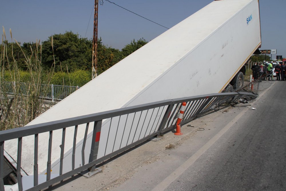 Şoför direksiyon başında uyudu; TIR köprüden düştü
