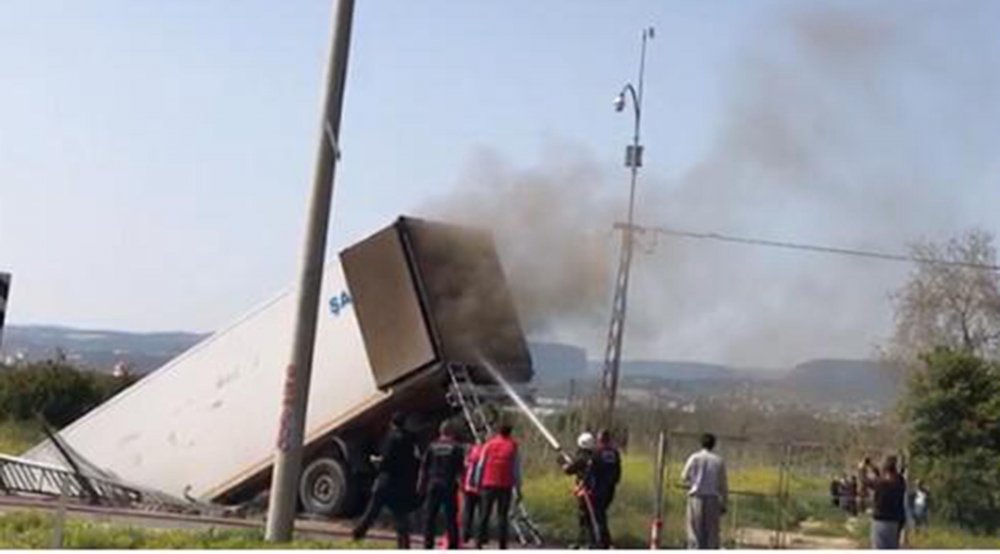 Şoför direksiyon başında uyudu; TIR köprüden düştü