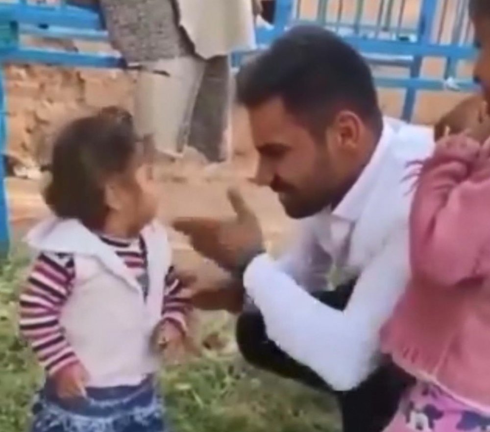 Sosyal medyayı ayağa kaldıran görüntü! Küçük çocuğu tokatlayıp, sigara içirdi