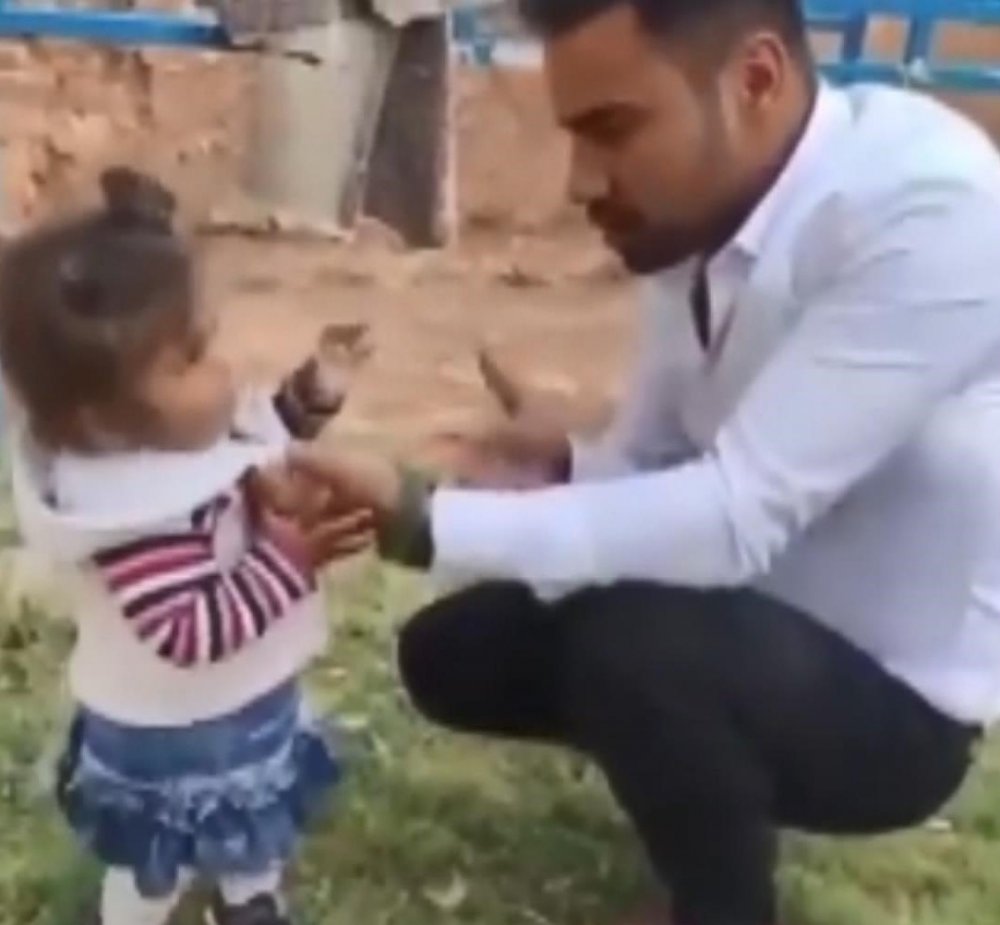 Sosyal medyayı ayağa kaldıran görüntü! Küçük çocuğu tokatlayıp, sigara içirdi