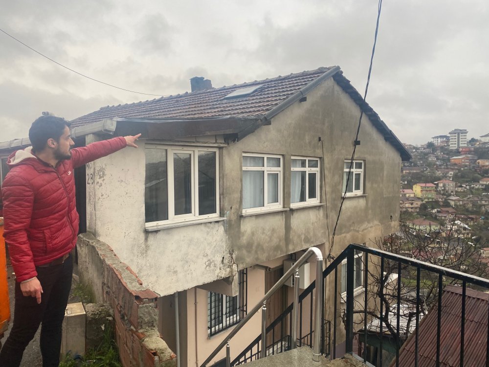 Beykoz'da binanın çatısına yıldırım düştü!