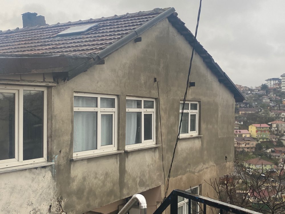 Beykoz'da binanın çatısına yıldırım düştü!