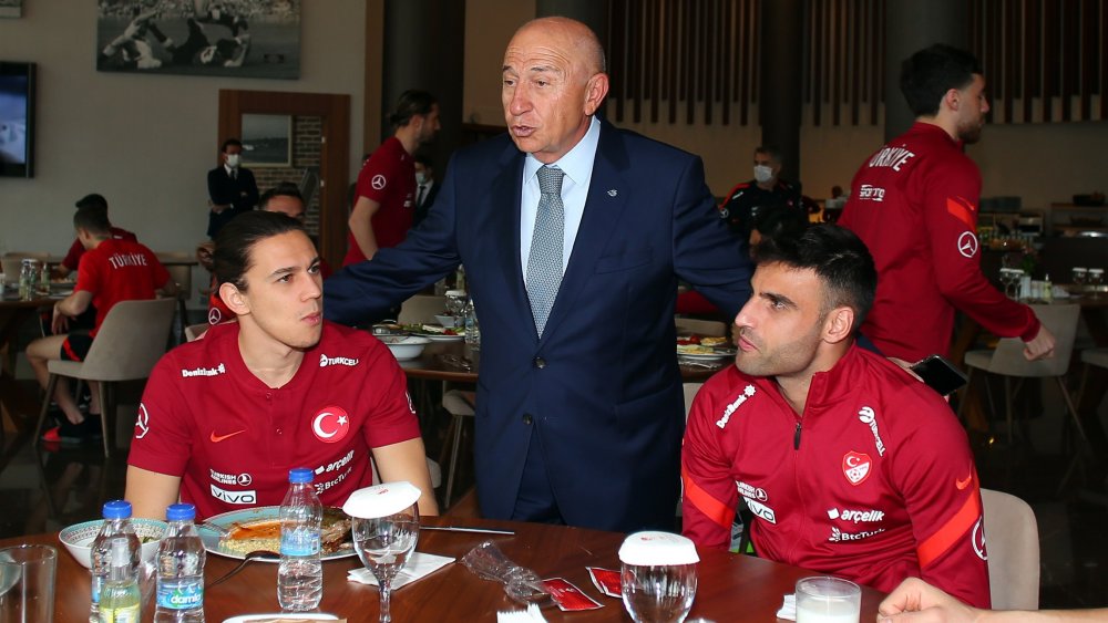 TFF Başkanı Özdemir'den Milli Takıma ziyaret