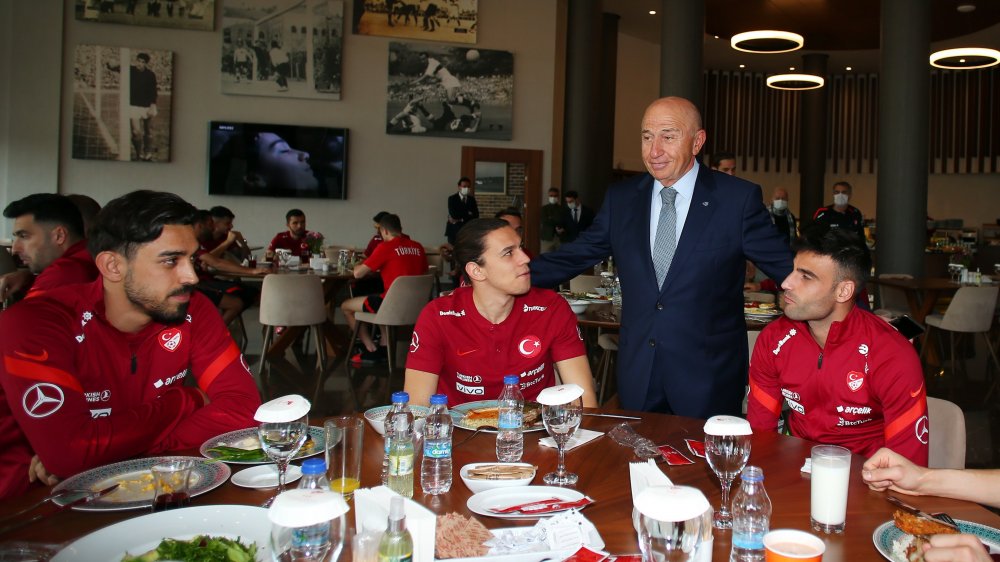 TFF Başkanı Özdemir'den Milli Takıma ziyaret