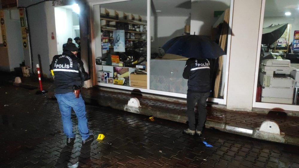 Dernek lokalinde tüfekle ateş açtı, saçmalar eve isabet etti