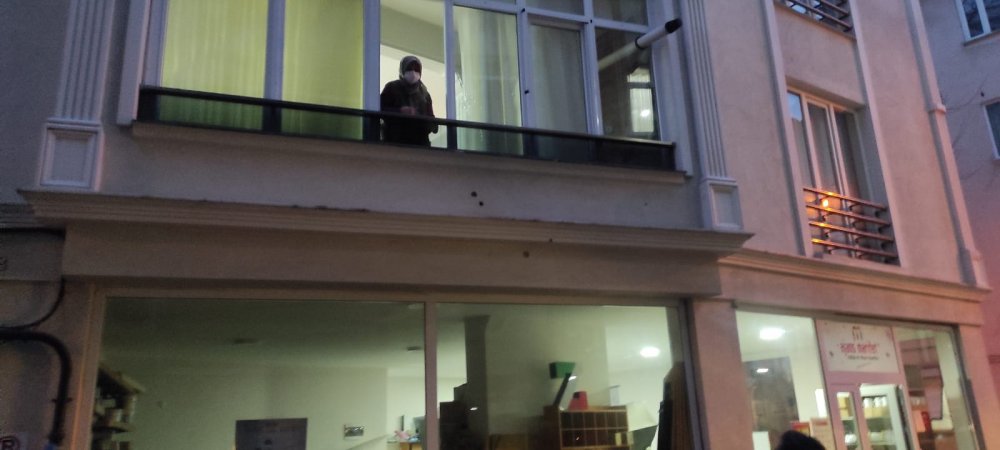 Dernek lokalinde tüfekle ateş açtı, saçmalar eve isabet etti