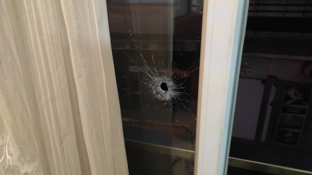 Dernek lokalinde tüfekle ateş açtı, saçmalar eve isabet etti