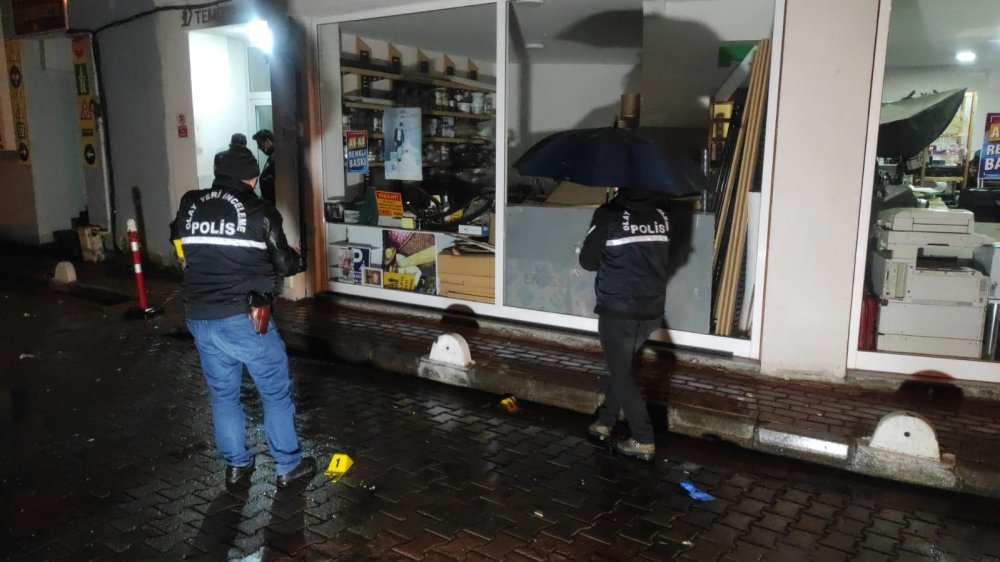 Dernek lokalinde tüfekle ateş açtı, saçmalar eve isabet etti