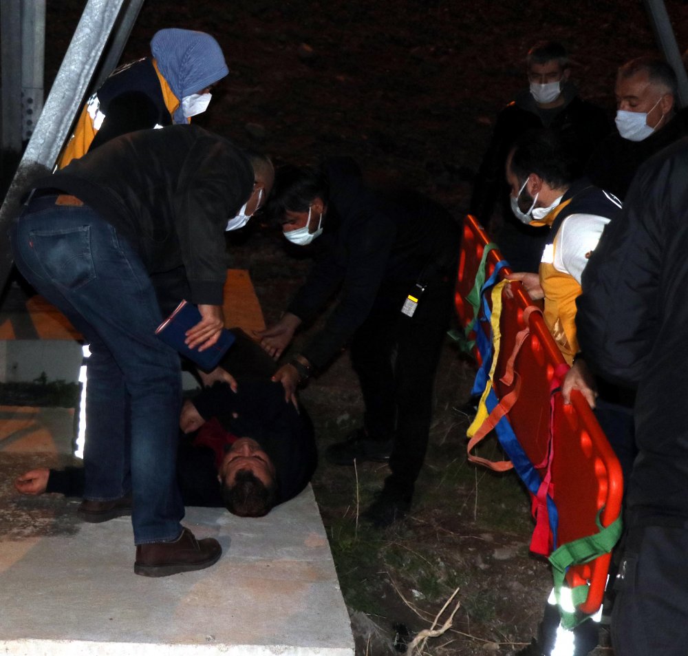 Eşiyle barışmak için yüksek gerilim hattına çıktı