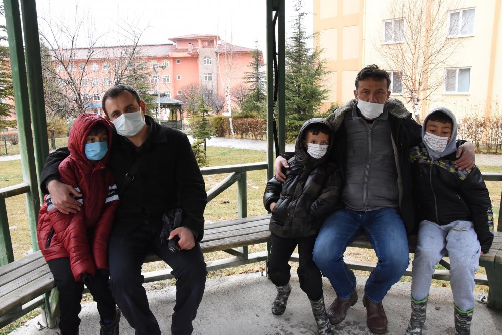 Köpeklerle oynayan 3 çocuğa tırmıkla saldırmıştı... O hemşire hakkında karar verildi!