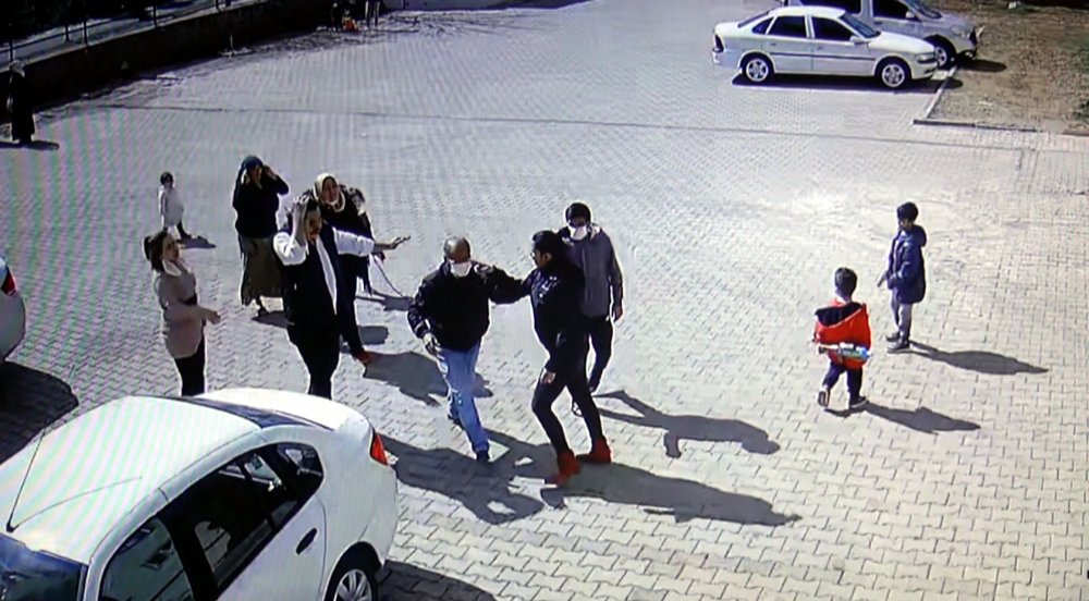 Öğretmen dehşet saçtı: Kalemi yüzüne sapladı
