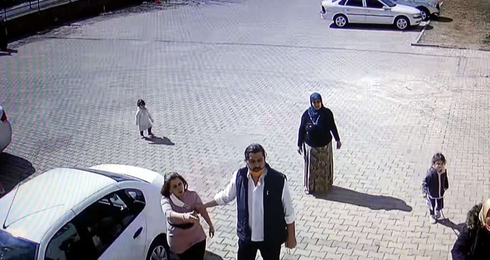 Öğretmen dehşet saçtı: Kalemi yüzüne sapladı