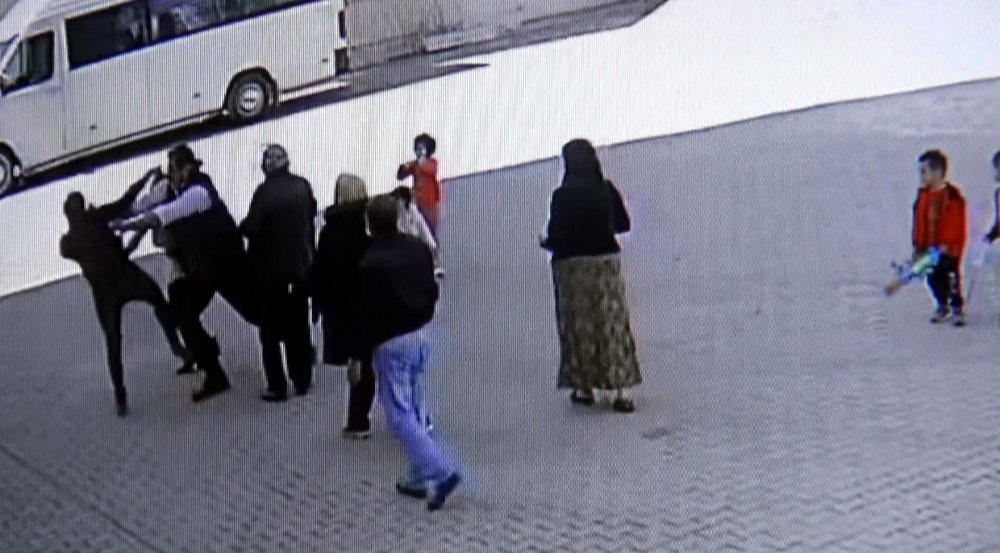 Öğretmen dehşet saçtı: Kalemi yüzüne sapladı