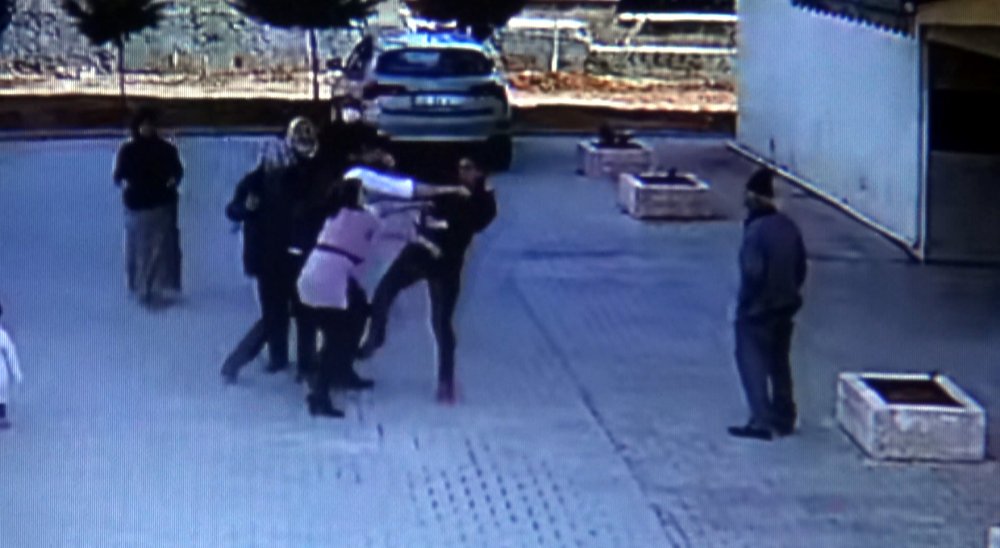 Öğretmen dehşet saçtı: Kalemi yüzüne sapladı