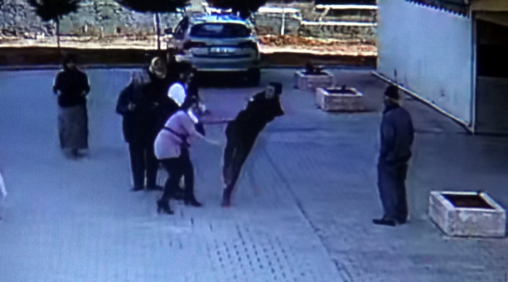 Öğretmen dehşet saçtı: Kalemi yüzüne sapladı