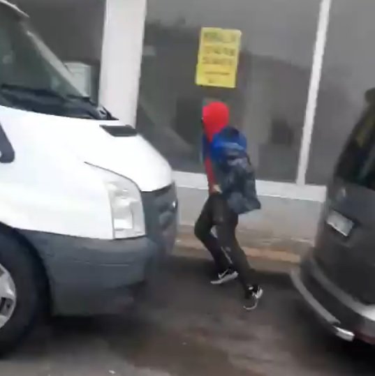Genç kız, kendisini takip edip sokakta mastürbasyon yapan tacizciyi görüntüledi