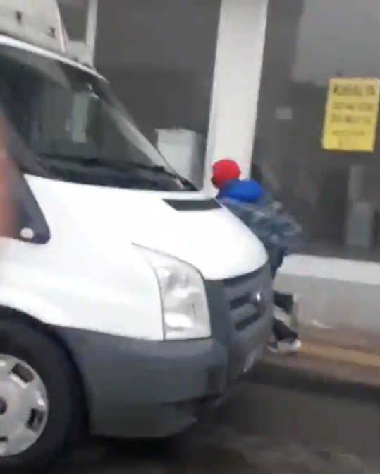 Genç kız, kendisini takip edip sokakta mastürbasyon yapan tacizciyi görüntüledi