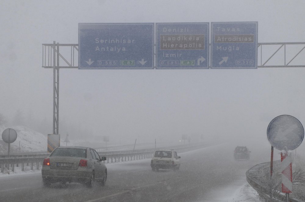 Kar ve sis, Denizli'de ulaşımı engelledi