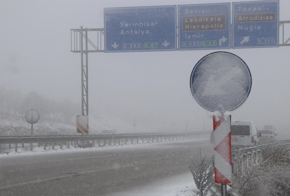 Kar ve sis, Denizli'de ulaşımı engelledi