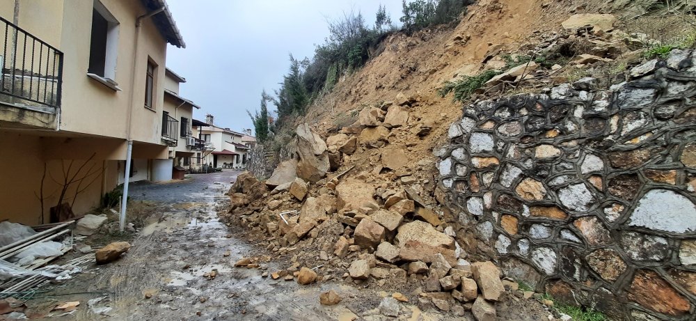 Karamürsel'de, 24 villanın olduğu bölgede meydana gelen heyelan kamerada