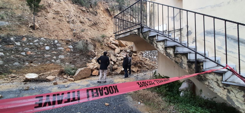 Karamürsel'de, 24 villanın olduğu bölgede meydana gelen heyelan kamerada