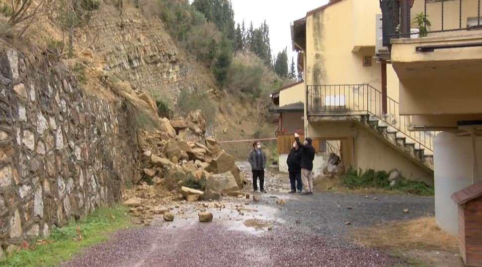 Karamürsel'de, 24 villanın olduğu bölgede meydana gelen heyelan kamerada