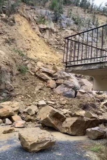 Karamürsel'de, 24 villanın olduğu bölgede meydana gelen heyelan kamerada