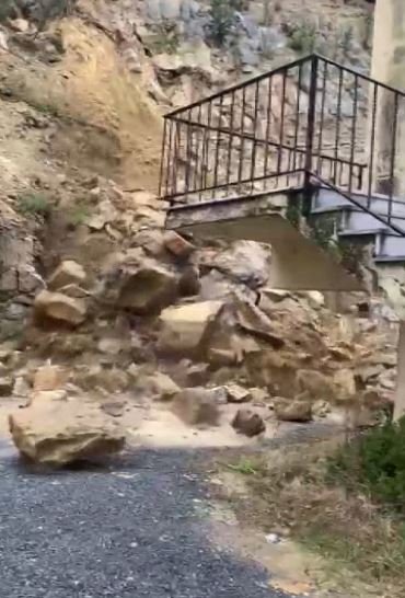 Karamürsel'de, 24 villanın olduğu bölgede meydana gelen heyelan kamerada