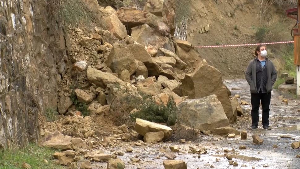 Karamürsel'de, 24 villanın olduğu bölgede meydana gelen heyelan kamerada