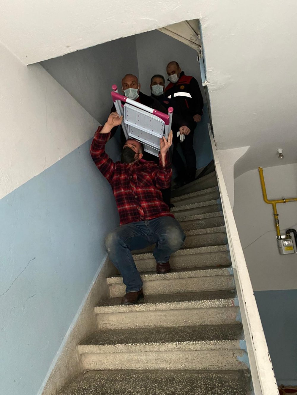 Samsun'da bir vatandaşın kafasına demir merdiven saplandı