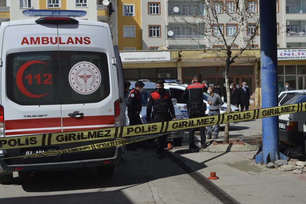 Fotoğraf sanatçısının cansız bedeni kaldırımda bulundu
