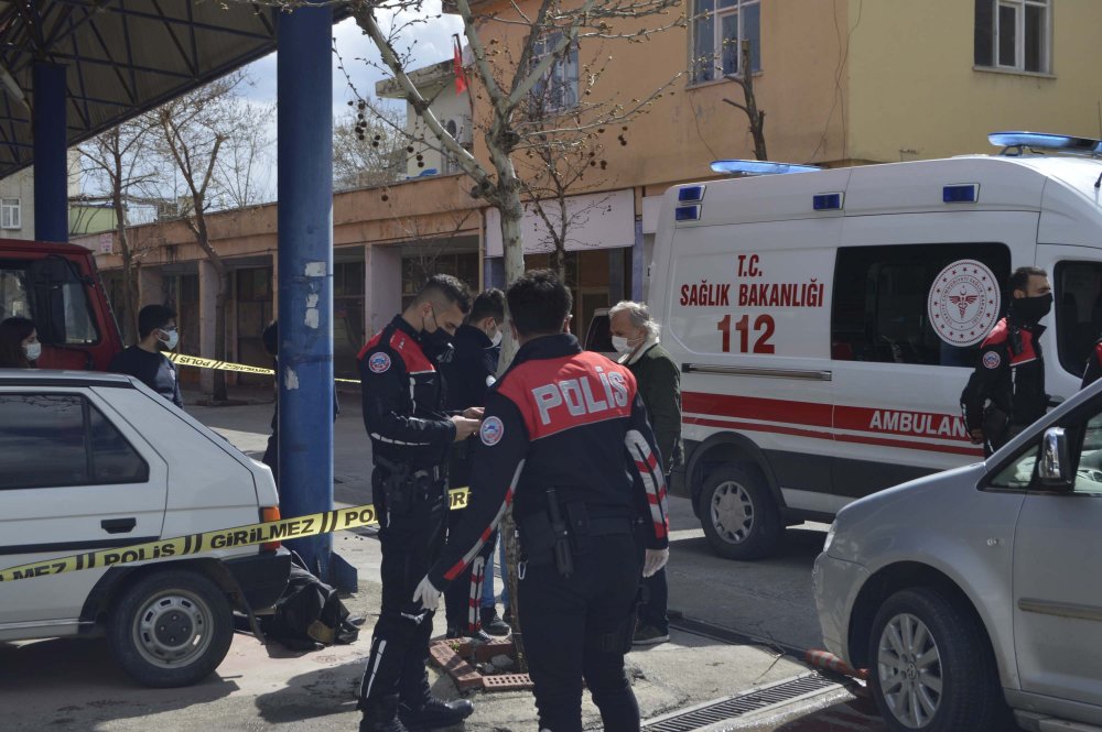 Fotoğraf sanatçısının cansız bedeni kaldırımda bulundu