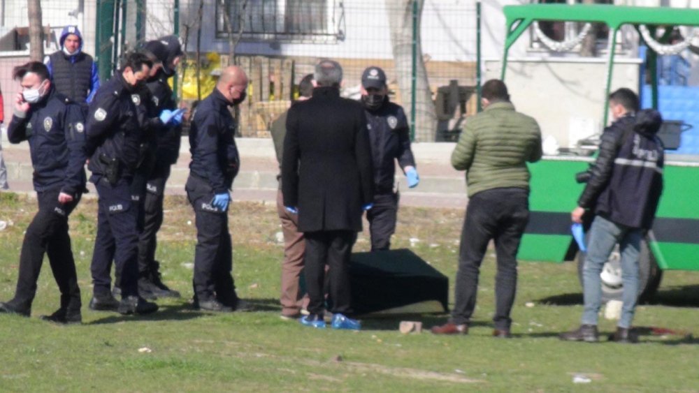 Polisin ikna çabaları sonuçsuz kaldı! Herkesin gözü önünde intihar etti...